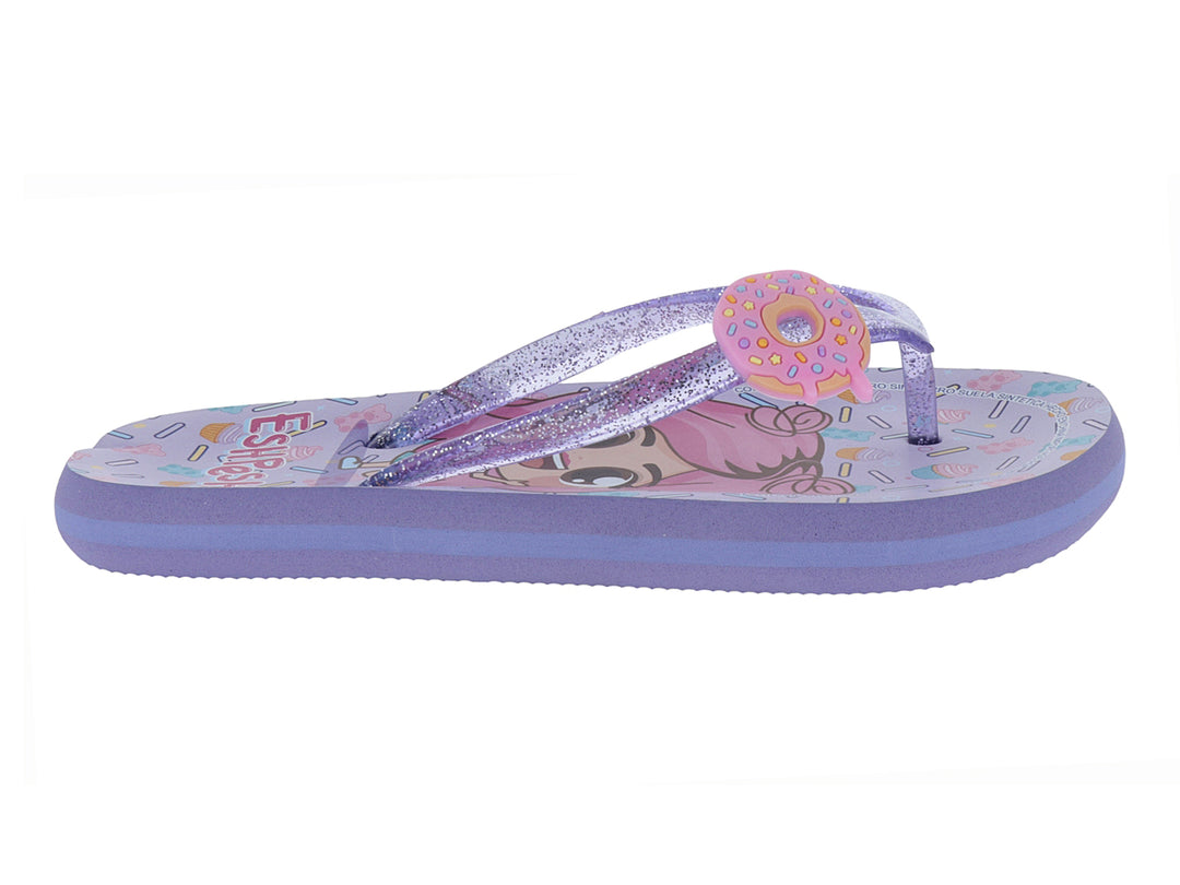 Sandalias moradas infantiles con tiras brillantes, adorno de dona y estampado colorido.
