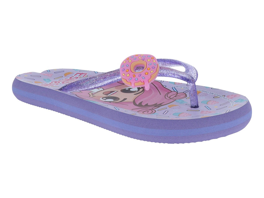 Sandalias moradas infantiles con tiras brillantes, adorno de dona y estampado colorido.