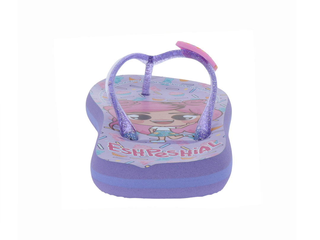 Sandalias moradas infantiles con tiras brillantes, adorno de dona y estampado colorido.