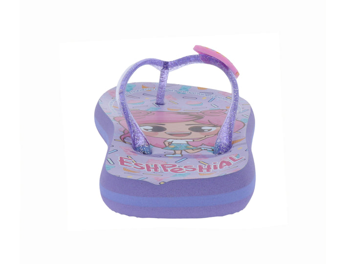 Sandalias moradas infantiles con tiras brillantes, adorno de dona y estampado colorido.