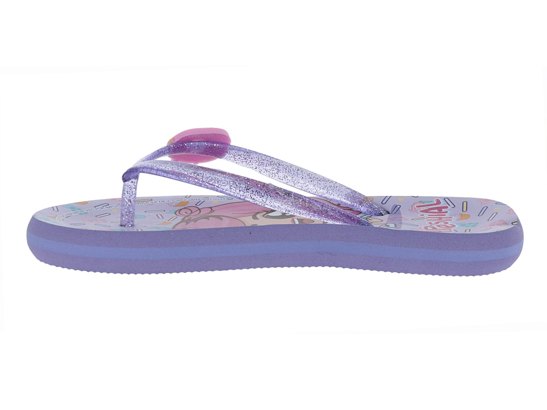 Sandalias moradas infantiles con tiras brillantes, adorno de dona y estampado colorido.