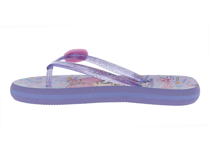 Sandalias moradas infantiles con tiras brillantes, adorno de dona y estampado colorido.