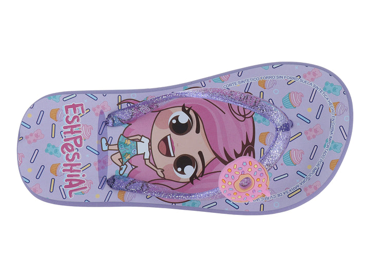 Sandalias moradas infantiles con tiras brillantes, adorno de dona y estampado colorido.