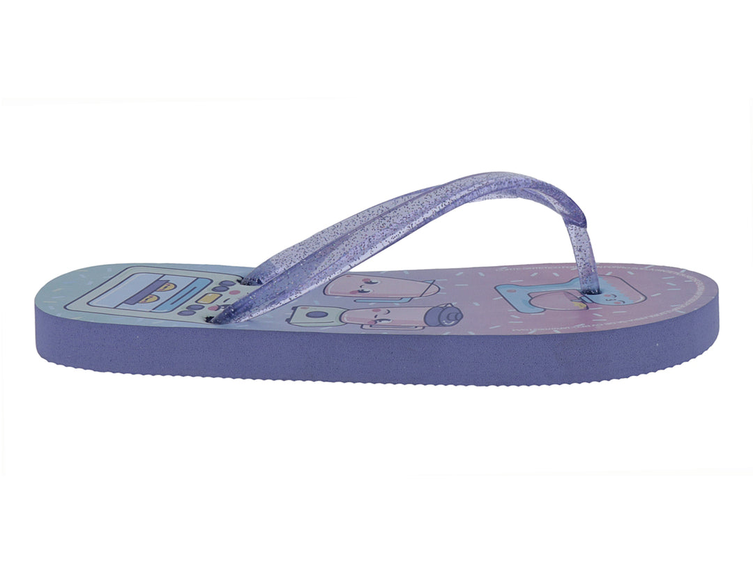 Sandalias tipo flip-flop color rosa morado con tiras brillantes y diseño estampado en la plantilla.