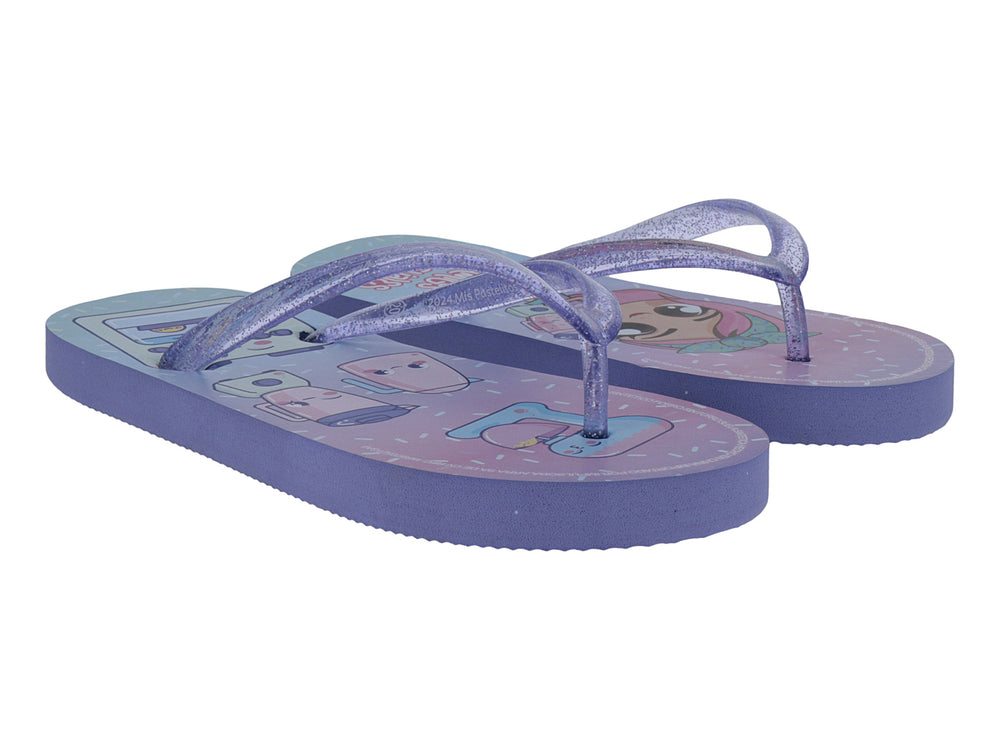Sandalias tipo flip-flop color rosa morado con tiras brillantes y diseño estampado en la plantilla.