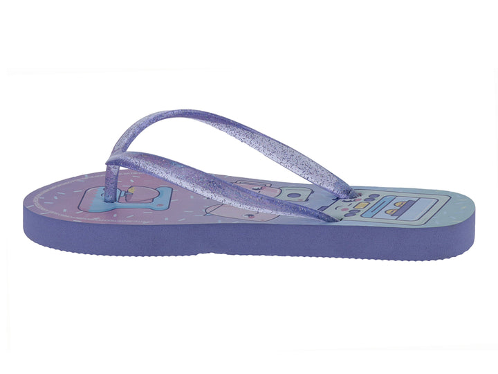 Sandalias tipo flip-flop color rosa morado con tiras brillantes y diseño estampado en la plantilla.