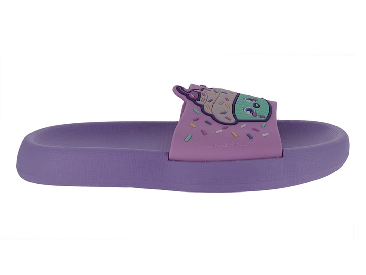 Sandalia slide color rosa con un diseño de helado colorido en la banda superior.