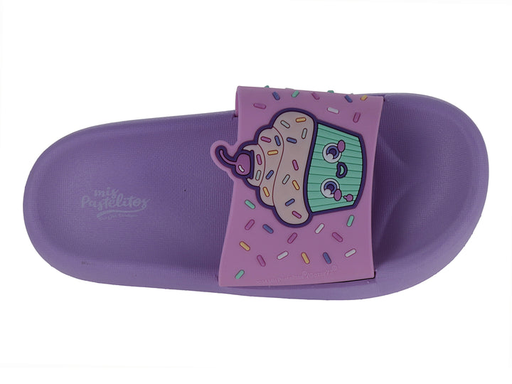 Sandalia slide color rosa con un diseño de helado colorido en la banda superior.