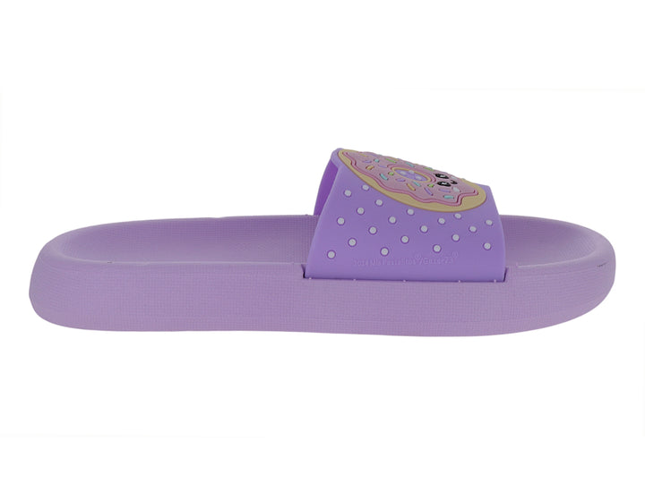 Sandalia deslizable color morado con detalles de puntos blancos y diseño decorativo en la correa.