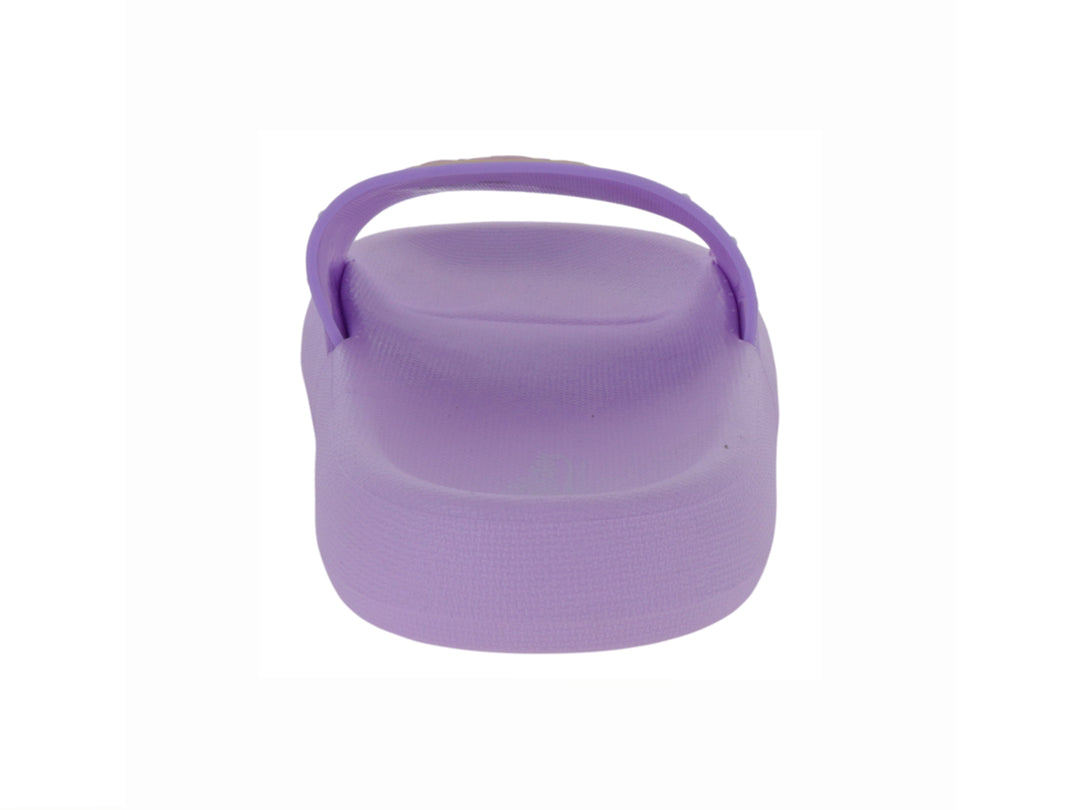 Sandalia deslizable color morado con detalles de puntos blancos y diseño decorativo en la correa.