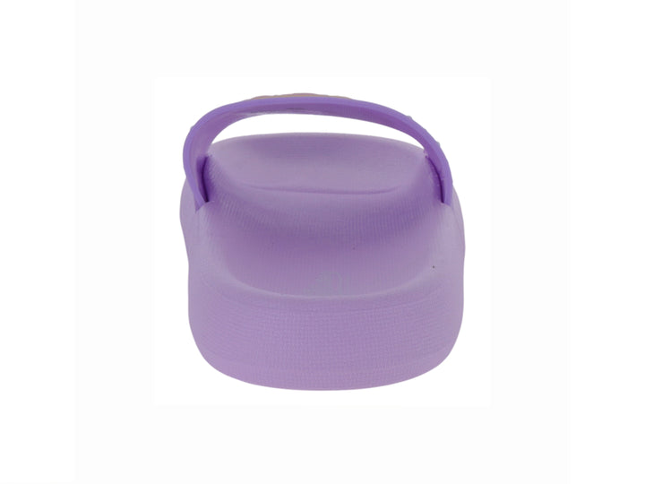 Sandalia deslizable color morado con detalles de puntos blancos y diseño decorativo en la correa.