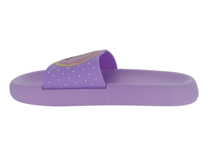Sandalia deslizable color morado con detalles de puntos blancos y diseño decorativo en la correa.