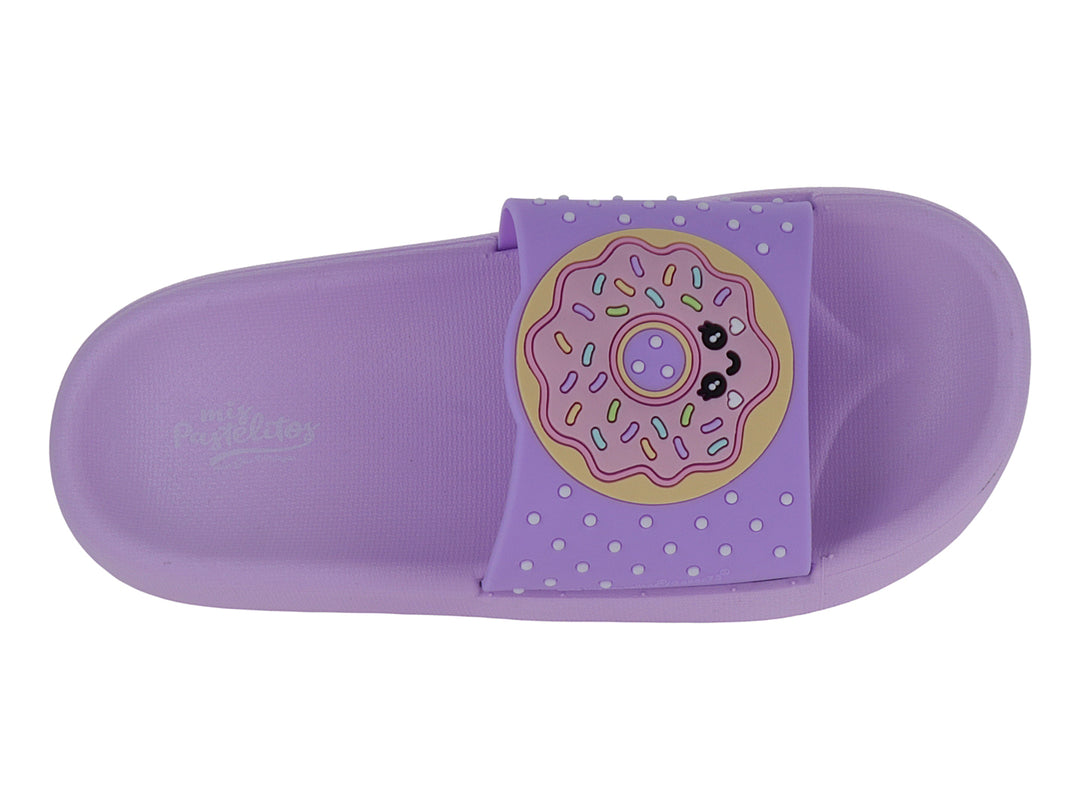 Sandalia deslizable color morado con detalles de puntos blancos y diseño decorativo en la correa.