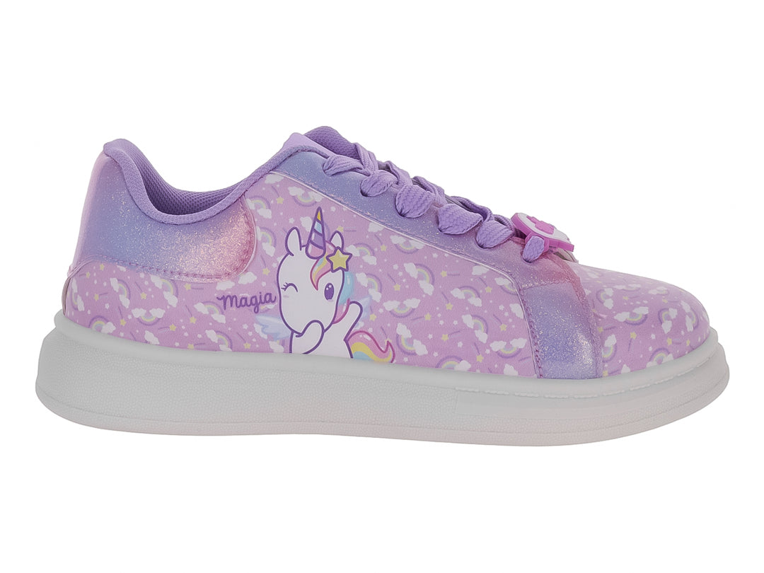 Tenis deportivos morados para niña con diseño de unicornio y detalles brillantes sobre fondo blanco.