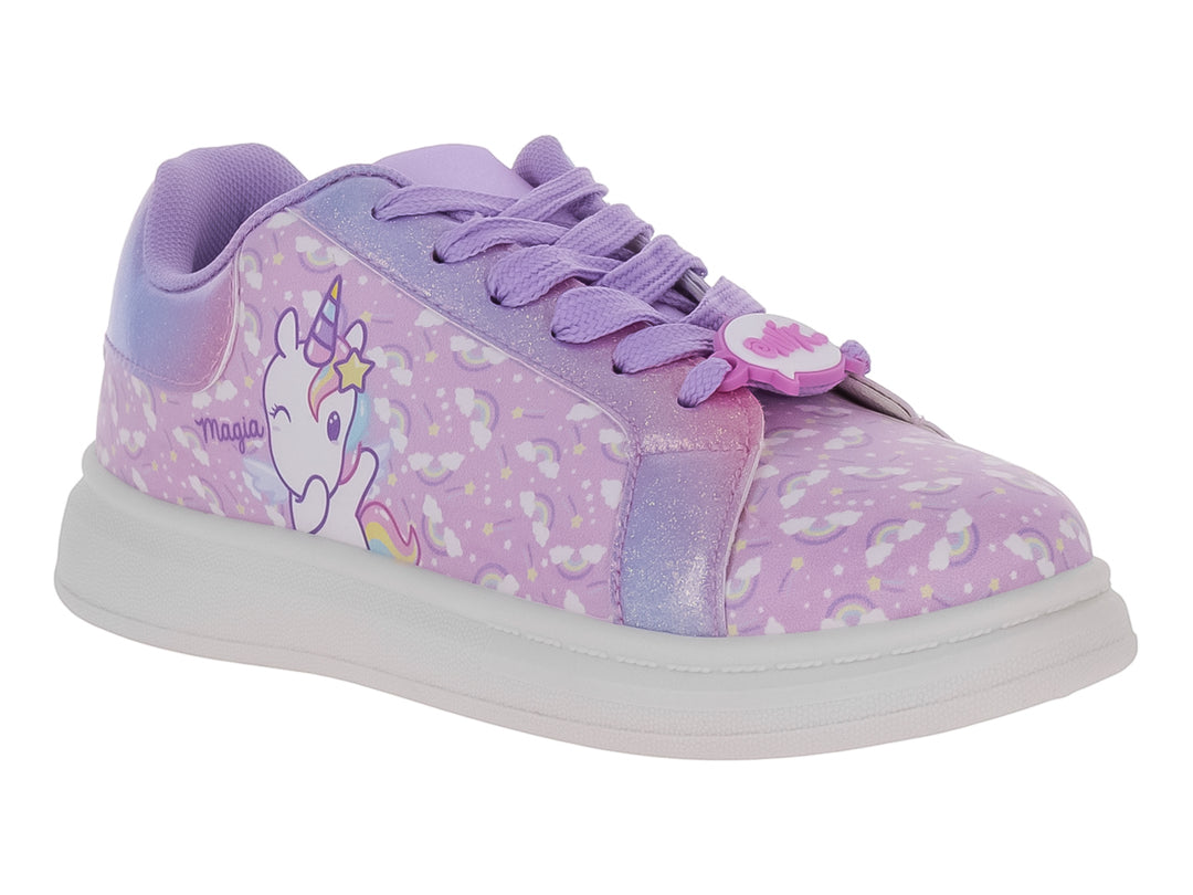 Tenis deportivos morados para niña con diseño de unicornio y detalles brillantes sobre fondo blanco.