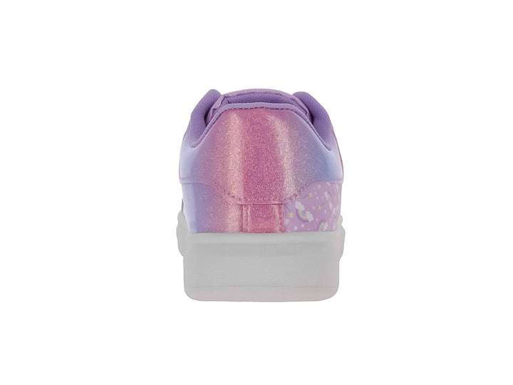 Tenis deportivos morados para niña con diseño de unicornio y detalles brillantes sobre fondo blanco.