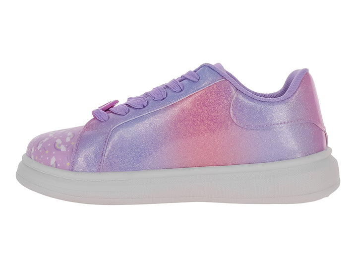 Tenis deportivos morados para niña con diseño de unicornio y detalles brillantes sobre fondo blanco.