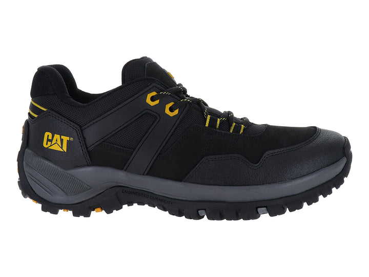 Zapato deportivo Caterpillar en color negro y gris oscuro con detalles amarillos y suela robusta.