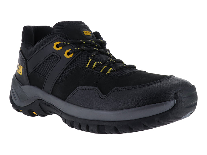 Zapato deportivo Caterpillar en color negro y gris oscuro con detalles amarillos y suela robusta.