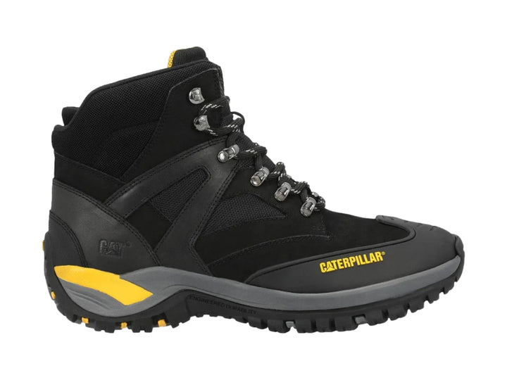 Botín Caterpillar color negro con detalles en amarillo y suela gris, diseño robusto y deportivo.