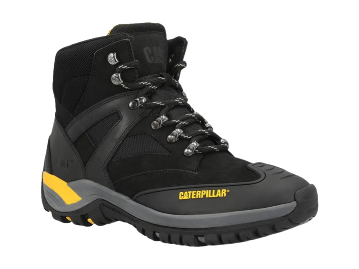 Botín Caterpillar color negro con detalles en amarillo y suela gris, diseño robusto y deportivo.