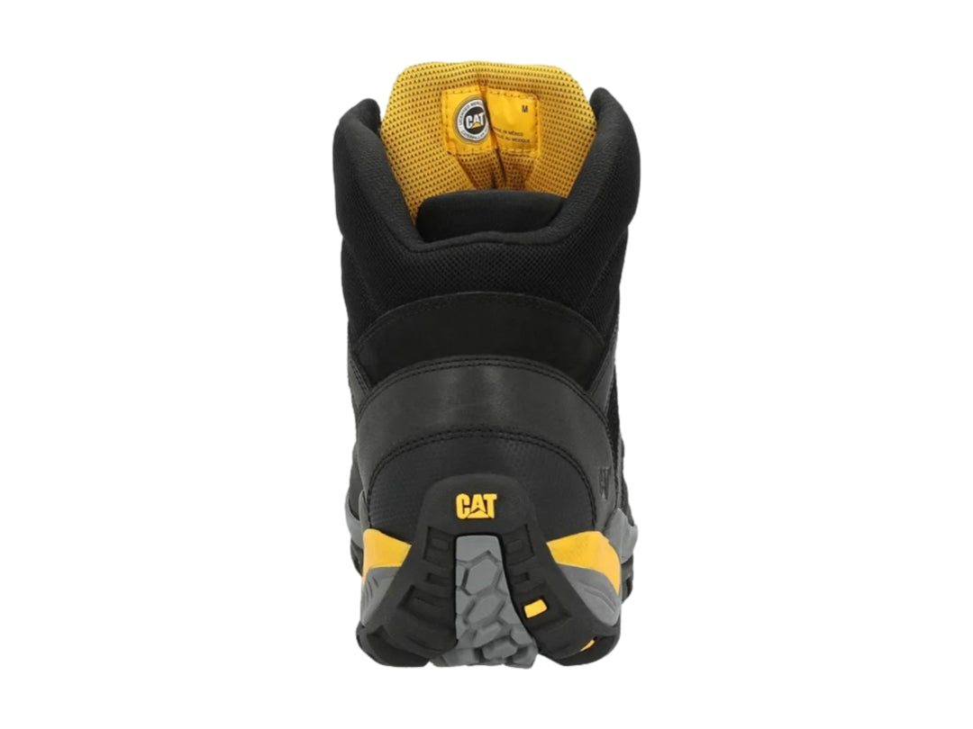 Botín Caterpillar color negro con detalles en amarillo y suela gris, diseño robusto y deportivo.