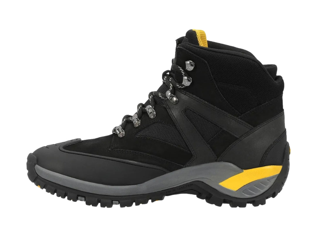 Botín Caterpillar color negro con detalles en amarillo y suela gris, diseño robusto y deportivo.
