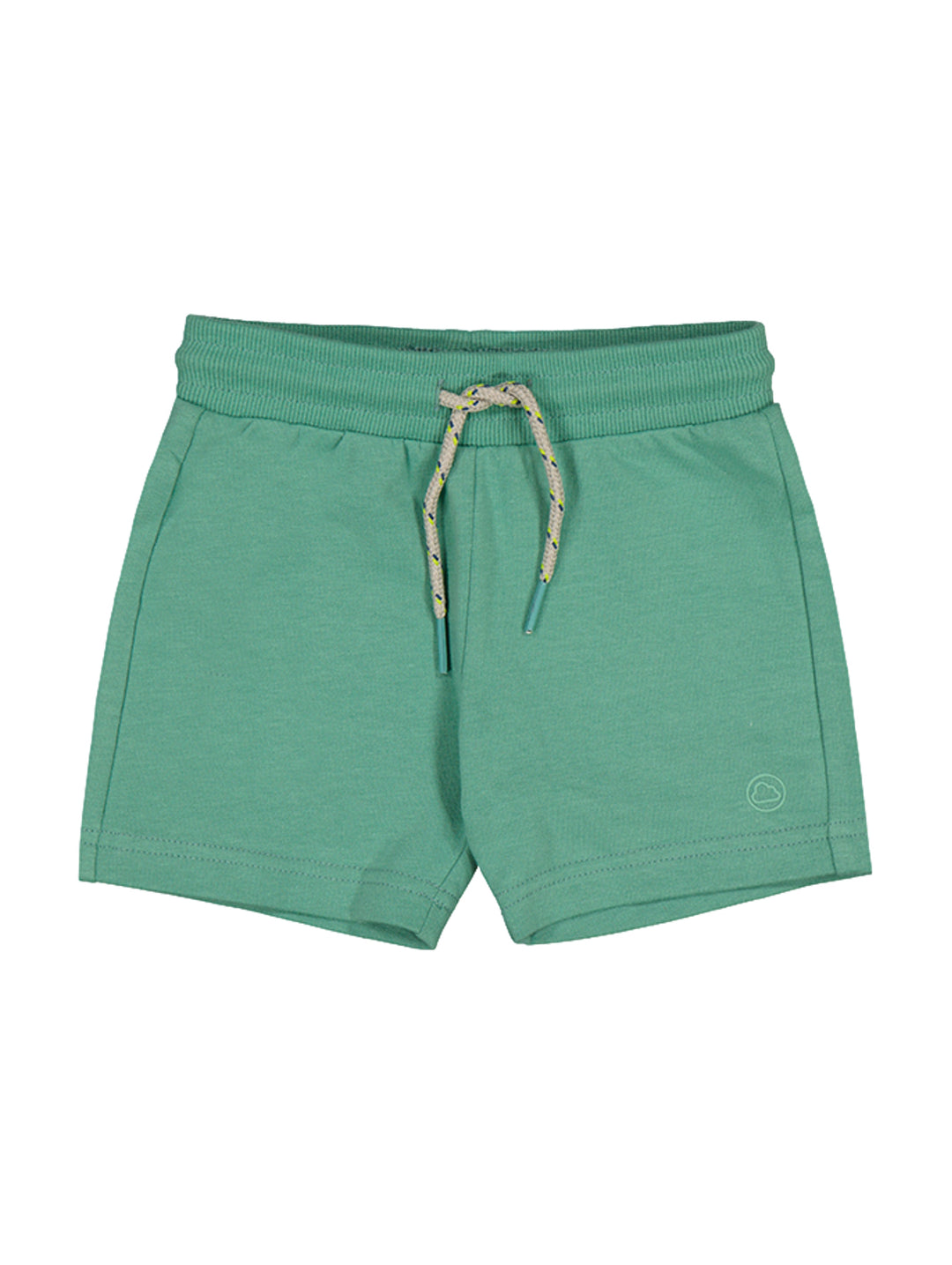 Bermuda color verde eucalipto para niño con cintura elástica y cordón ajustable.