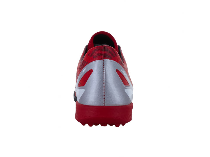 Zapato de fútbol Furia para niños en color rojo con detalles en blanco y plata y suela negra.