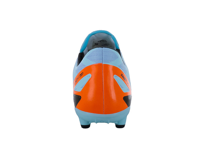 Zapato de fútbol Furia color menta con detalles en naranja y negro, diseñado para pasto natural.