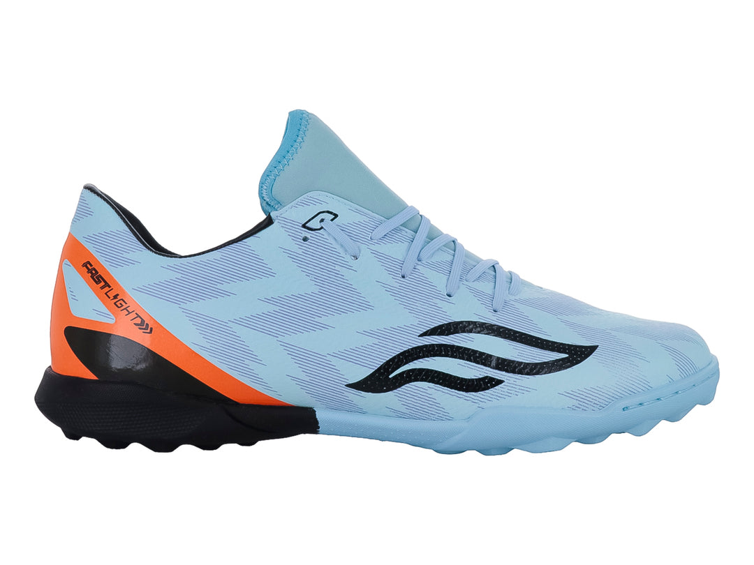 Zapato de fútbol Furia color menta con detalles en naranja y suela negra para terreno sintético.