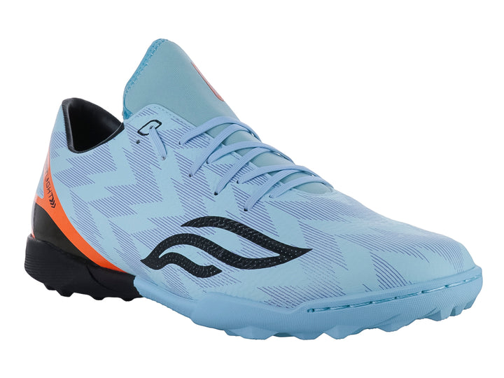 Zapato de fútbol Furia color menta con detalles en naranja y suela negra para terreno sintético.