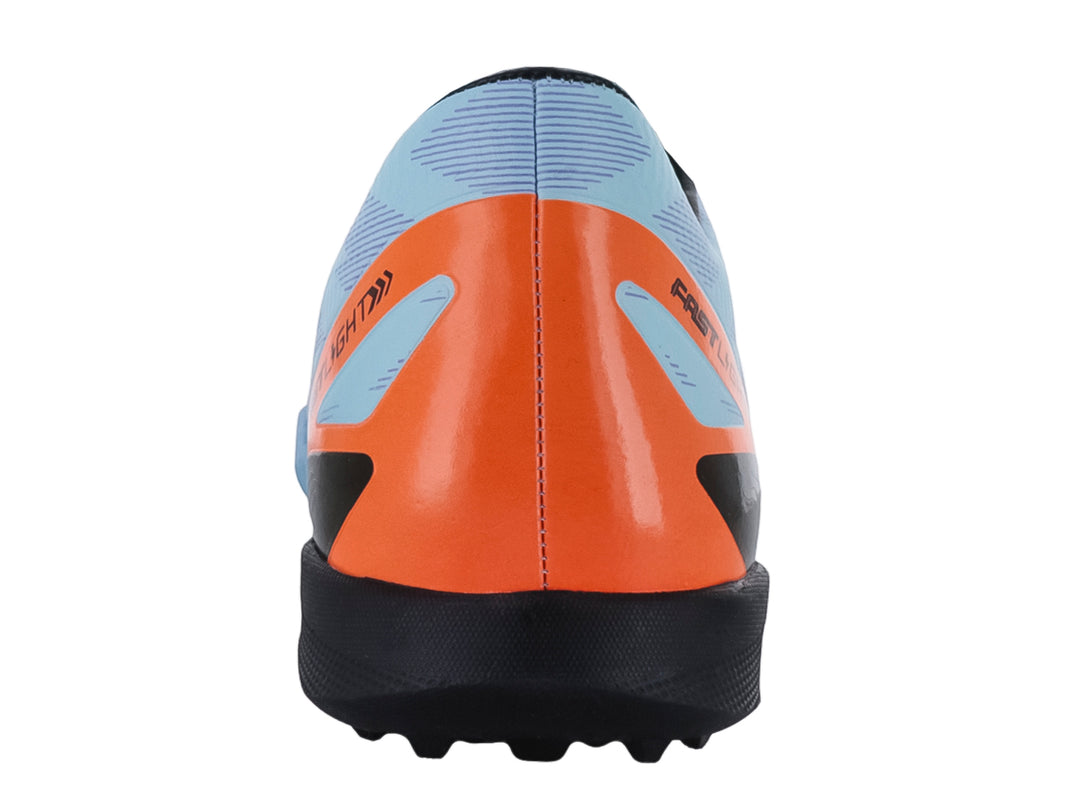 Zapato de fútbol Furia color menta con detalles en naranja y suela negra para terreno sintético.