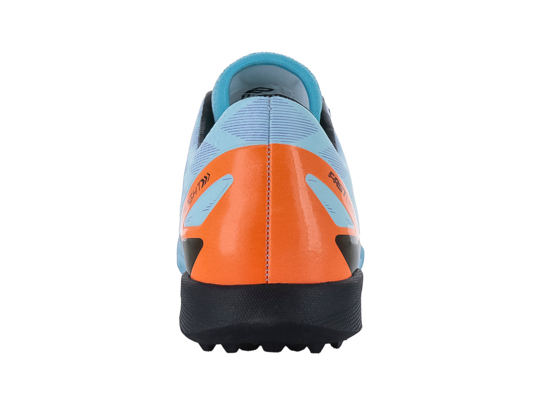 Zapato de fútbol Furia para niños en color menta con detalles en naranja y negro, suela para terreno sintético.