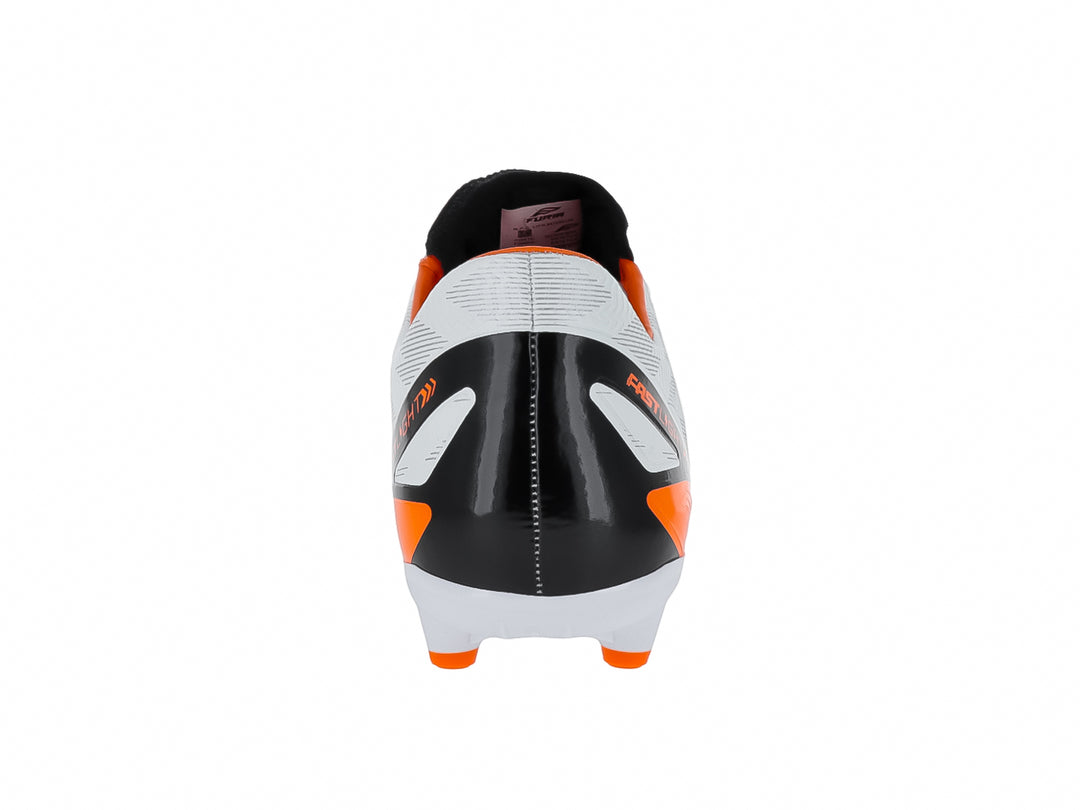 Zapato de fútbol Furia color blanco con detalles en naranja y negro, diseño Fastlight para pasto natural.