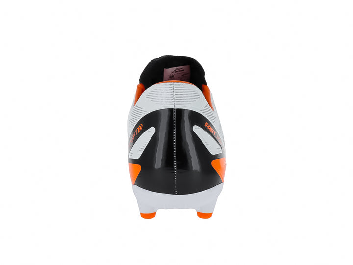 Zapato de fútbol Furia color blanco con detalles en naranja y negro, diseño Fastlight para pasto natural.
