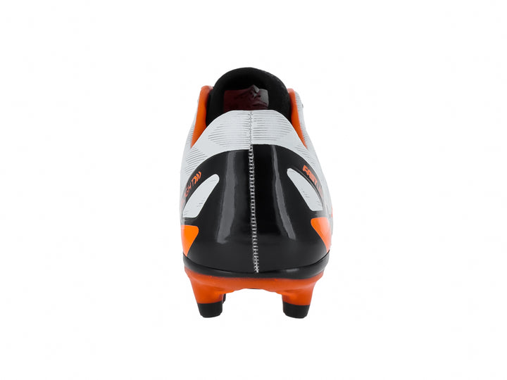 Zapato de fútbol Furia para niños en color blanco con detalles en naranja y negro.
