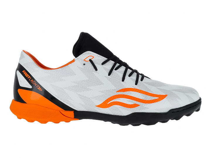 Zapato de fútbol Furia blanco con detalles naranjas y suela negra para pasto sintético.