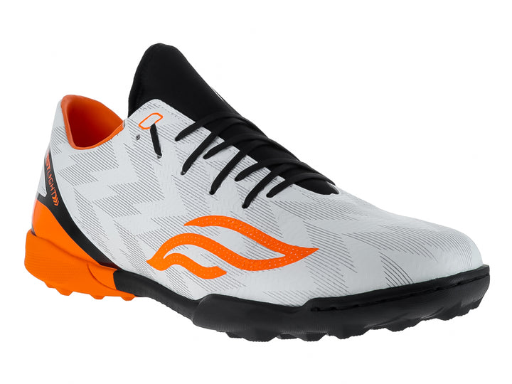 Zapato de fútbol Furia blanco con detalles naranjas y suela negra para pasto sintético.