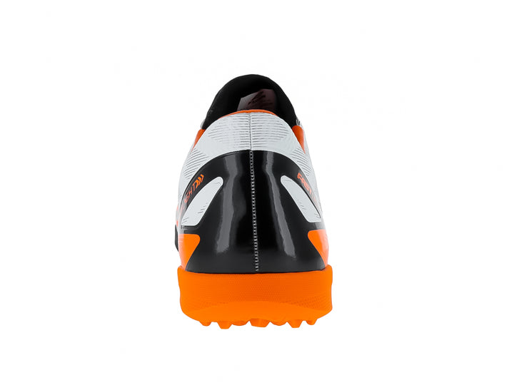 Zapato de fútbol Furia blanco con detalles naranjas y suela negra para pasto sintético.