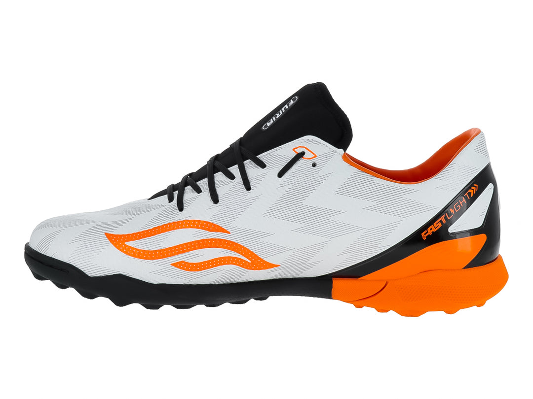 Zapato de fútbol Furia blanco con detalles naranjas y suela negra para pasto sintético.