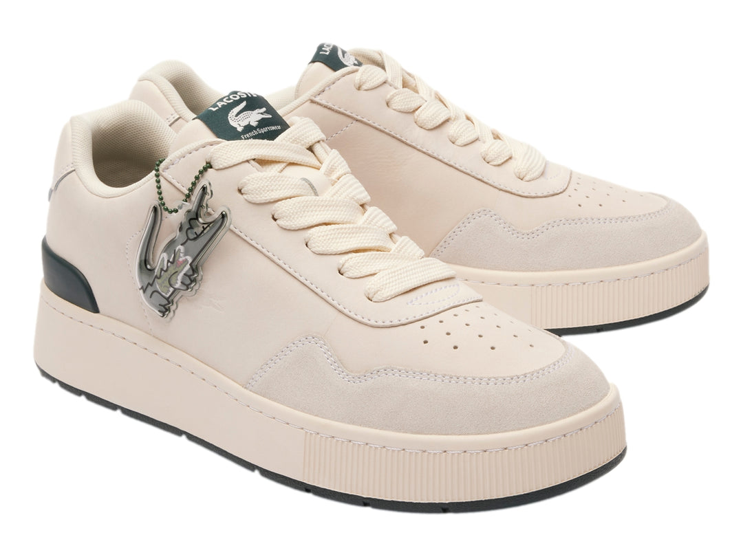 Tenis Lacoste color blanco roto con detalles en verde oscuro y suela ancha.
