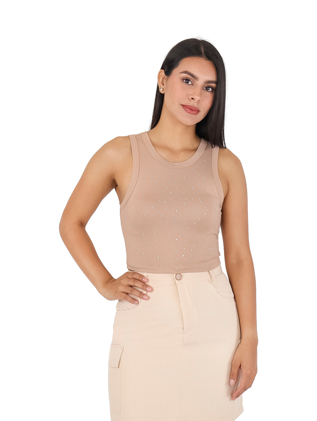 Mujer vistiendo un top beige ajustado sin mangas con detalles de pequeñas piedras brillantes.