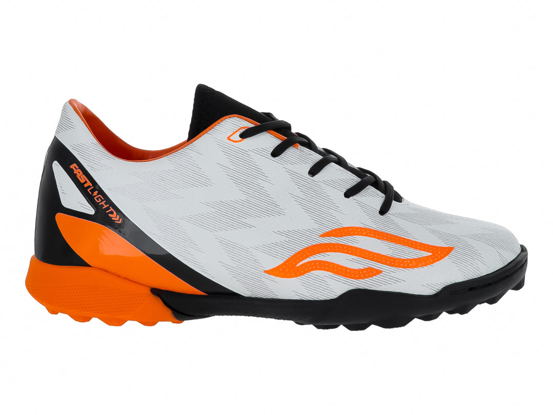 Zapato de fútbol sintético Furia para niños en color blanco con detalles en naranja y negro.