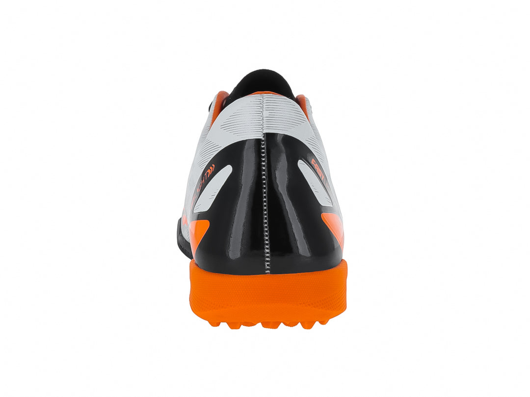 Zapato de fútbol sintético Furia para niños en color blanco con detalles en naranja y negro.