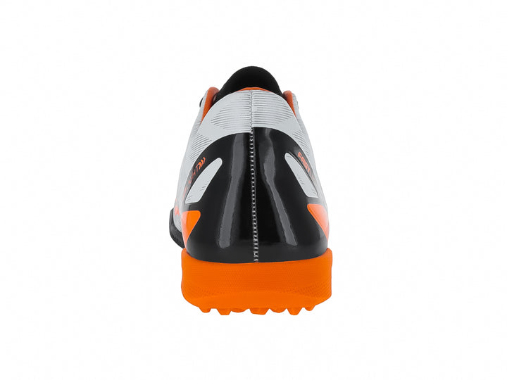 Zapato de fútbol sintético Furia para niños en color blanco con detalles en naranja y negro.
