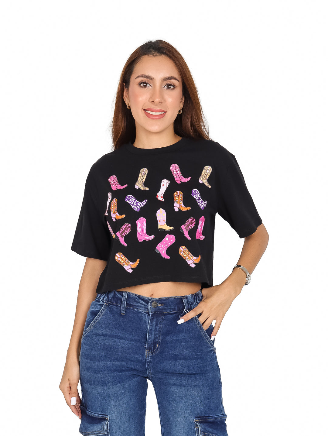 Mujer vistiendo playera negra de manga corta con estampado colorido de botas vaqueras y jeans azules.