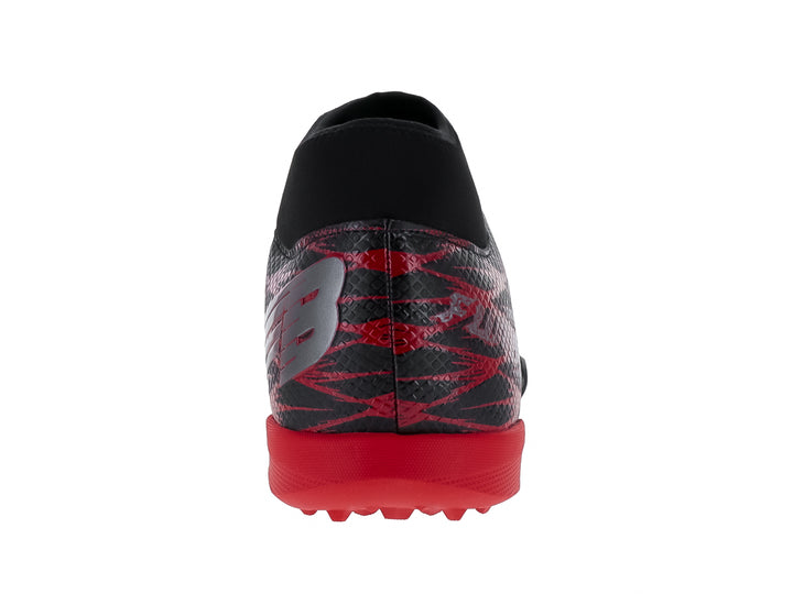 Zapato de fútbol Furia en color negro con detalles y suela roja, material sintético.