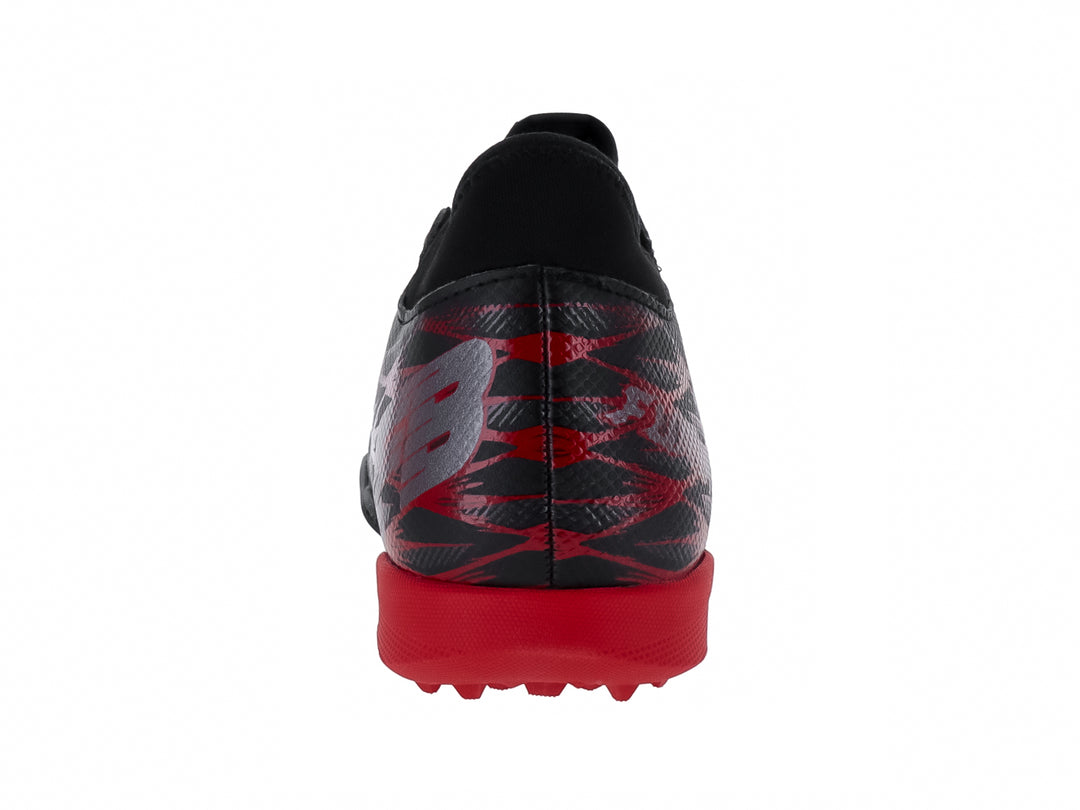 Zapato de fútbol para niño marca Furia en color negro con detalles rojos y suela para pasto sintético.