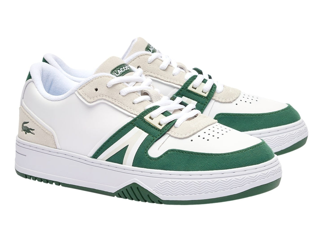 Tenis Lacoste en color blanco con detalles en verde oscuro y beige, diseño deportivo de perfil bajo.